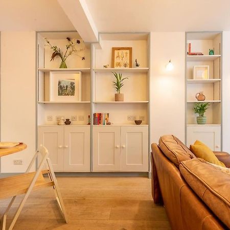 Lovely Self-Contained Basement Studio With Kitchen Londra Esterno foto