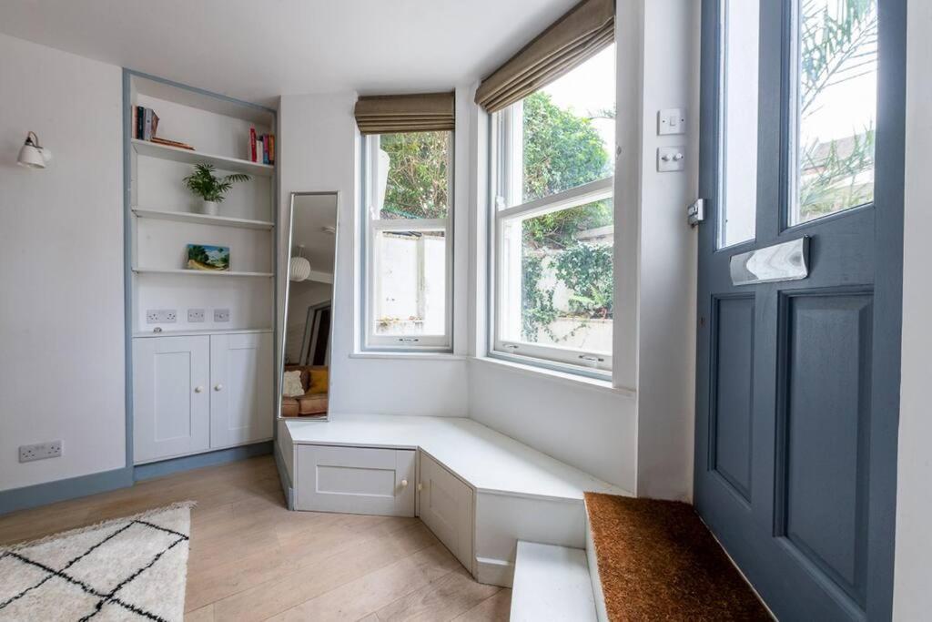 Lovely Self-Contained Basement Studio With Kitchen Londra Esterno foto