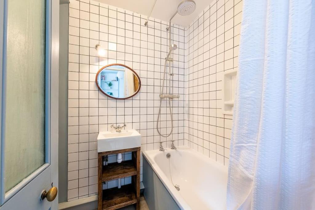 Lovely Self-Contained Basement Studio With Kitchen Londra Esterno foto