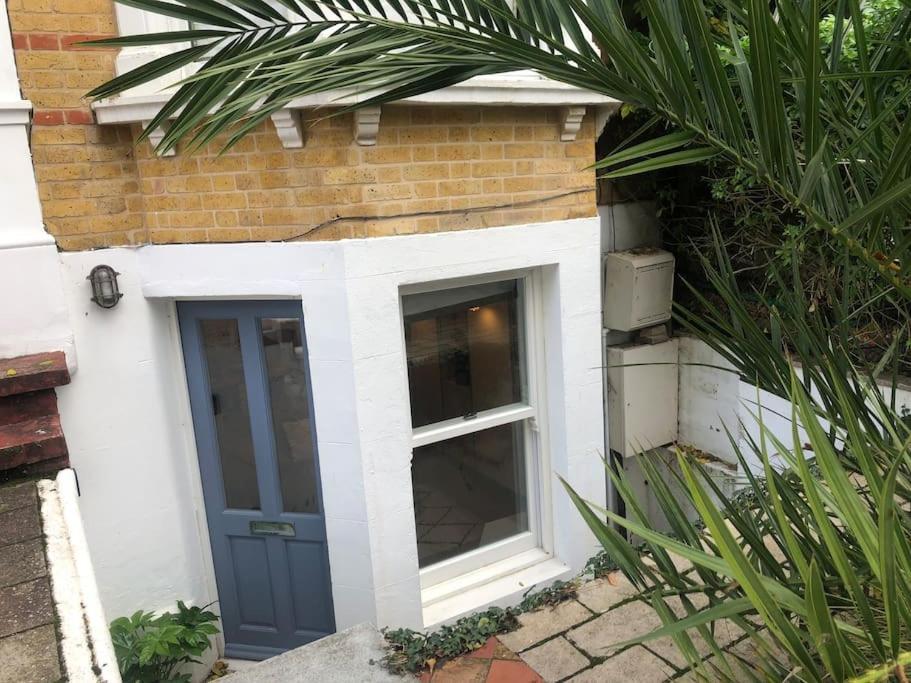 Lovely Self-Contained Basement Studio With Kitchen Londra Esterno foto
