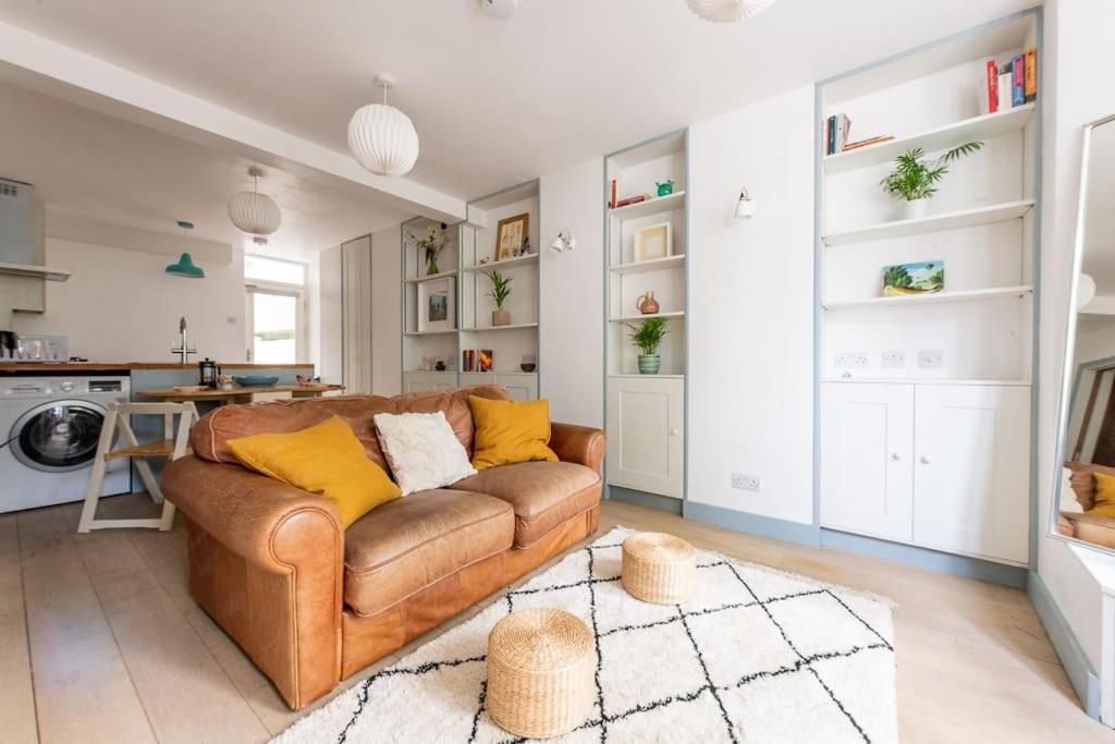 Lovely Self-Contained Basement Studio With Kitchen Londra Esterno foto
